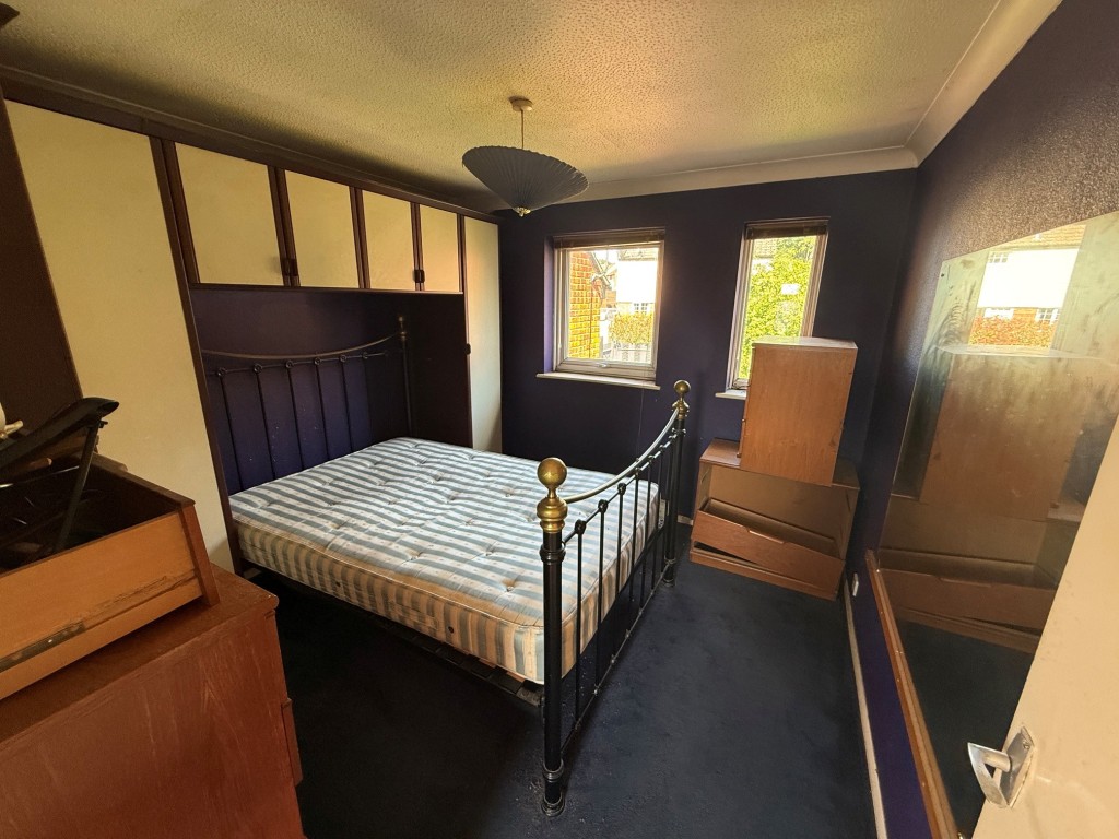 Lot: 159 - MAISONETTE FOR IMPROVEMENT - Bedroom with some furniture